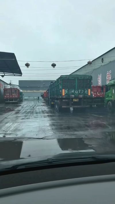 20多年有机肥厂家，下雨天也不耽误装车发货，用有机肥料选大厂家 做到了售前有服务，售后有保障。感谢每一位新老客户的支持与信任😃