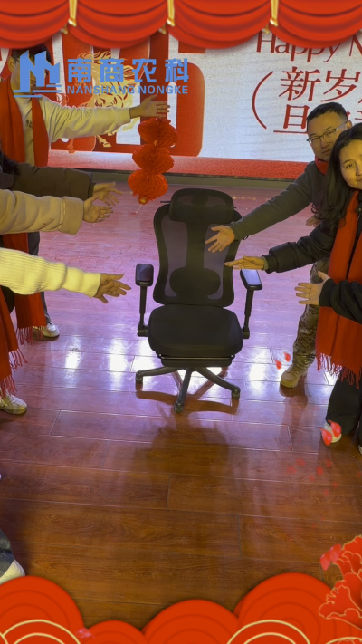 🎇 元旦快乐，温暖相伴 🎇时光匆匆，感恩 2025 年每一份支持与陪伴！从猪场到工厂，南商农科的成长，离不开每一位合作伙伴与家人的信赖！2026 年，我们将继续以贴心服务和硬核设备，陪您一路前行，养殖